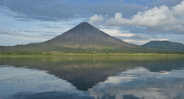 阿雷纳尔火山