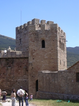 Castillo de Loarre Torre de la Reina y detras Torre del Homenaje