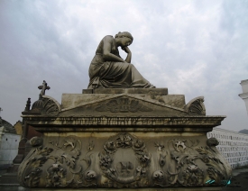 Escultura funeraria  Cementerio Presbtero Matas Maestro