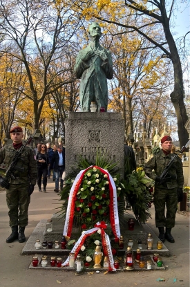 Ignacy Daszynski grave in Rakowicki Cemetery in Krakow.jpeg