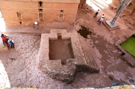 Lalibela chiesa di bete maryam esterno fonte battesimale