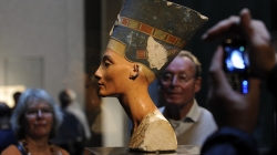 Neues Museum the bust of Nefertiti.jpeg