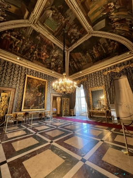 Palazzo Reale a Napoli.jpeg