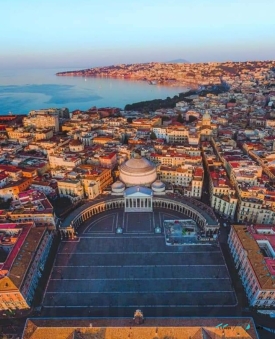 Piazza del Plebiscito Napoli entrata di Palazzo Reale.jpeg