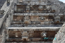 stairs Teotihuacan